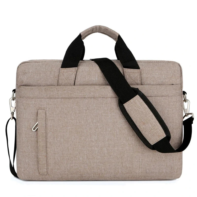 Sacoche ordinateur en toile chinée taupe, vue de face, avec sa bandoulière noire matelassée et sa poche avant zippée.