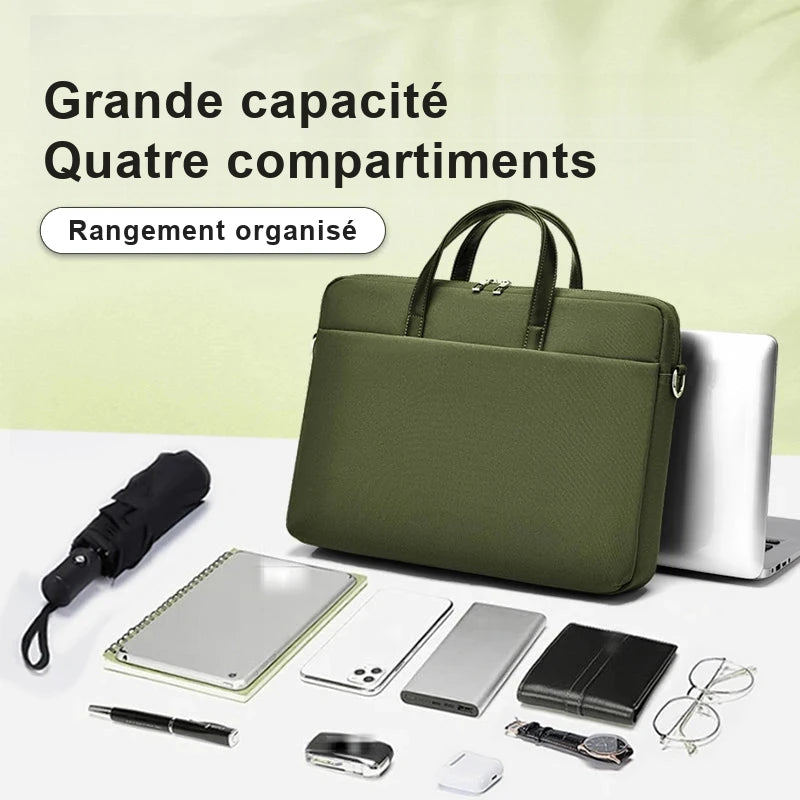 Sacoche pour ordinateur portable en tissu vert kaki, posée debout à côté d'un ordinateur portable argenté, entourée d'accessoires : parapluie pliant, carnet à spirale, smartphone, batterie externe, portefeuille, lunettes, montre, stylo et écouteurs.