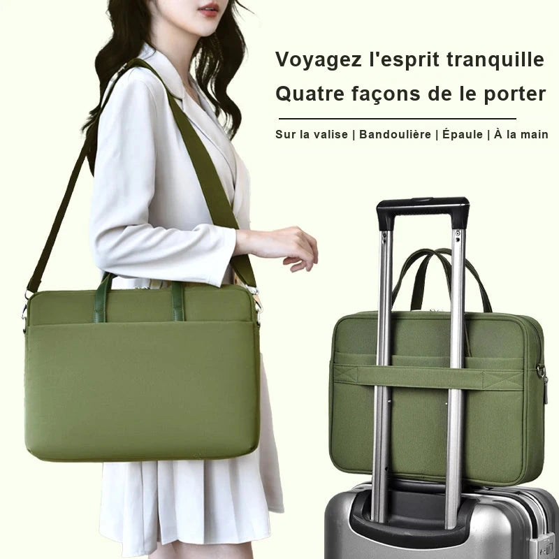 Sacoche ordinateur vert olive portée en bandoulière par une femme, et la même sacoche glissée sur la poignée télescopique d'une valise.