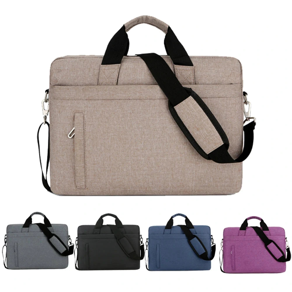 Sacoche beige pour ordinateur portable, vue de face avec sa bandoulière, et les quatre coloris disponibles en dessous : gris, noir, bleu et violet.