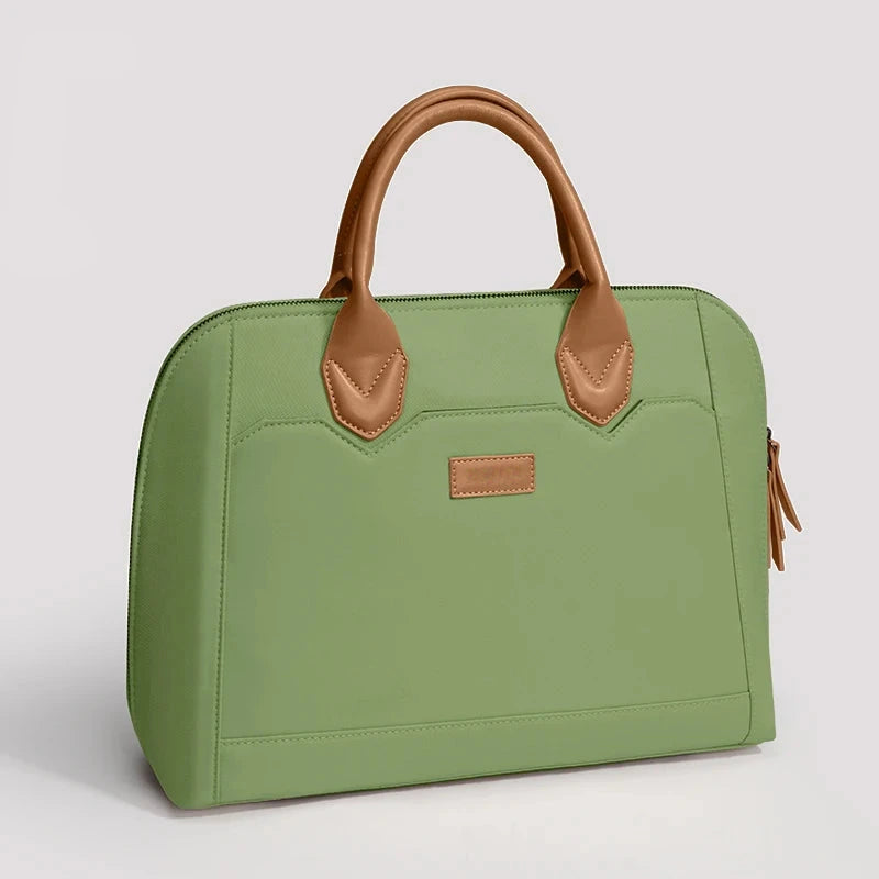 Sacoche pour ordinateur portable 14 pouces vert amande, vue de trois quarts, anses camel et fermeture éclair sur le côté.