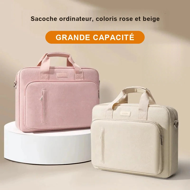 Deux sacoches pour ordinateur portable, une rose posée sur un socle rond et une beige à côté, vues de trois quarts.