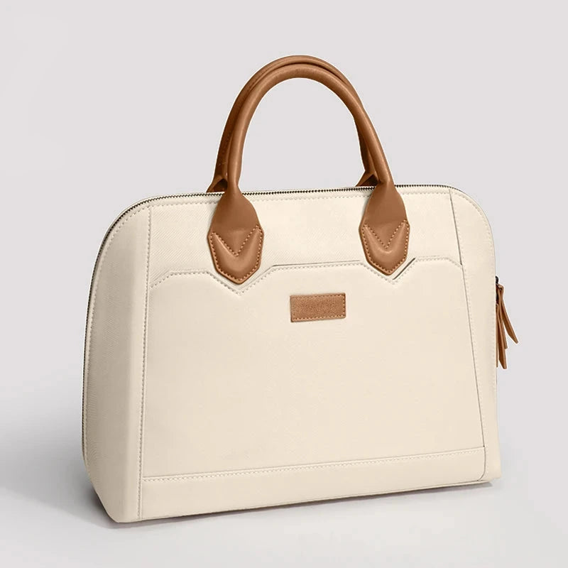Sac à main femme en cuir crème avec anses arrondies fauve et étiquette rectangulaire cousue sur la face avant.