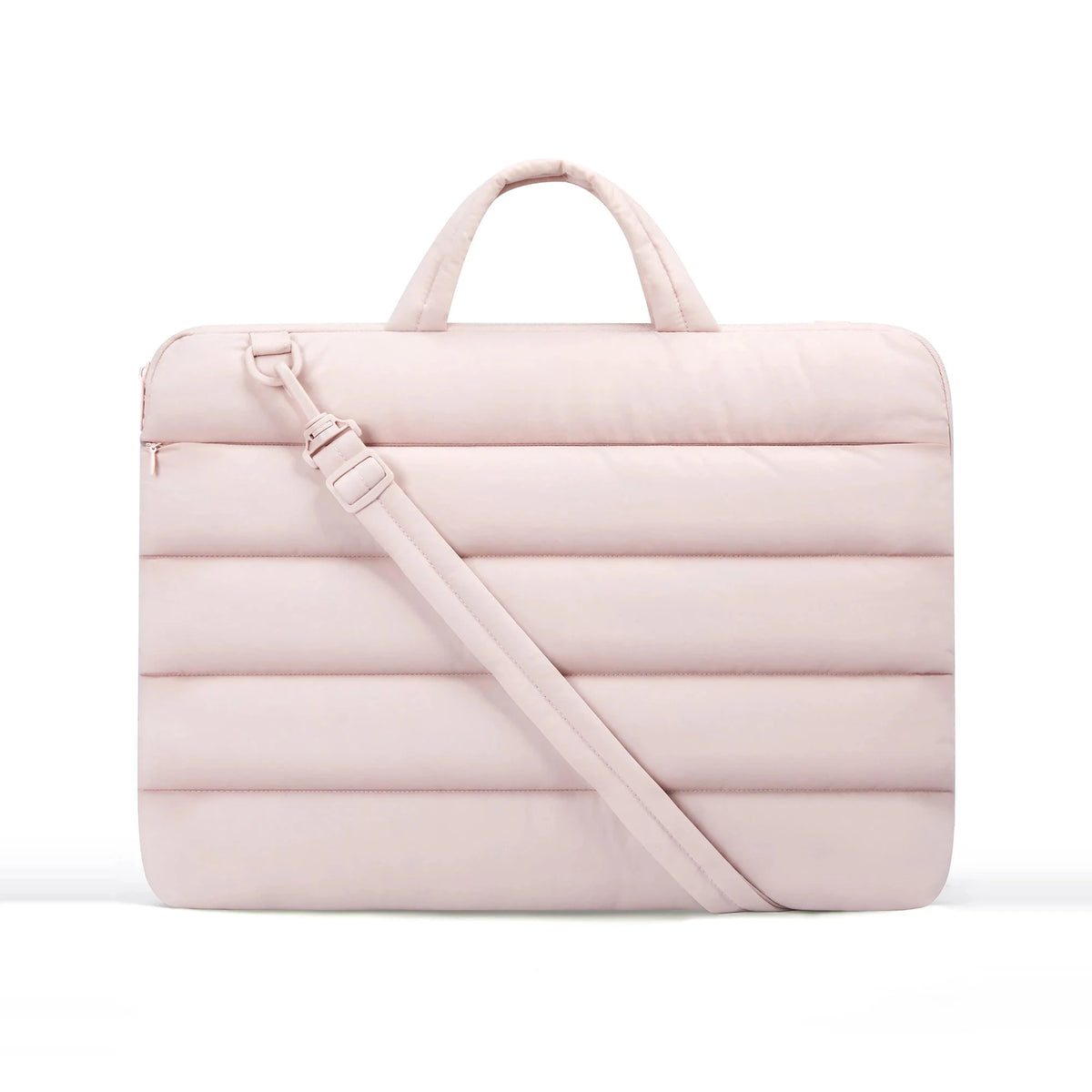 Sacoche matelassée rose poudré pour ordinateur portable, poignée courte, bandoulière réglable à boucle et poche zippée à l'avant, sur fond blanc.