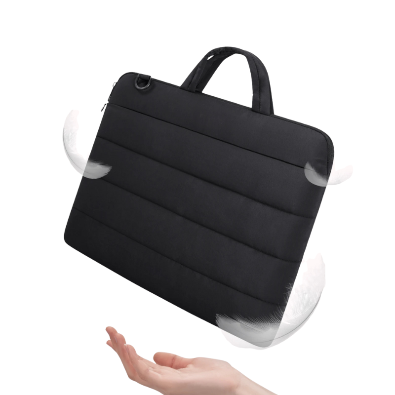 Housse matelassée noire pour ordinateur portable, à deux anses souples et fermeture éclair, en suspension au-dessus d'une main ouverte, entourée de plumes blanches.