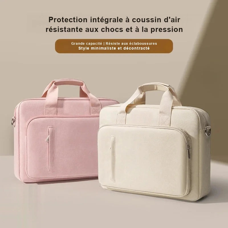 Deux sacoches à ordinateur portable, une rose et une écrue, posées côte à côte de trois quarts sur un fond beige.