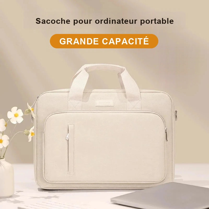 Sacoche beige pour ordinateur portable vue de face, double poignée et poche zippée à l'avant, posée devant un vase de fleurs blanches.