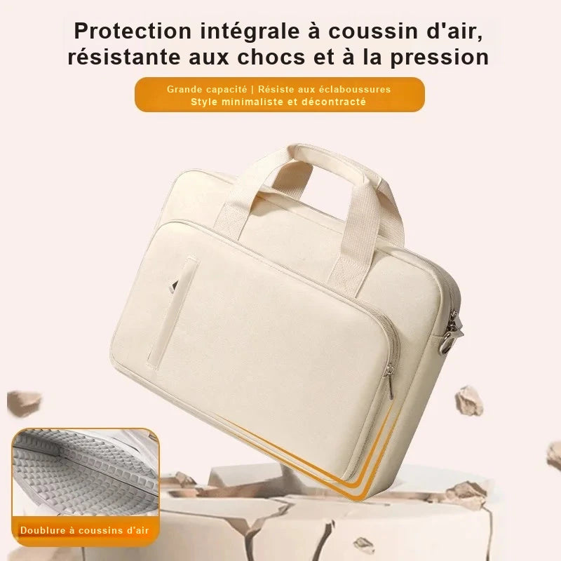 Sacoche à ordinateur portable écrue vue de trois quarts sur fond rosé, avec une vignette montrant sa doublure matelassée à alvéoles.