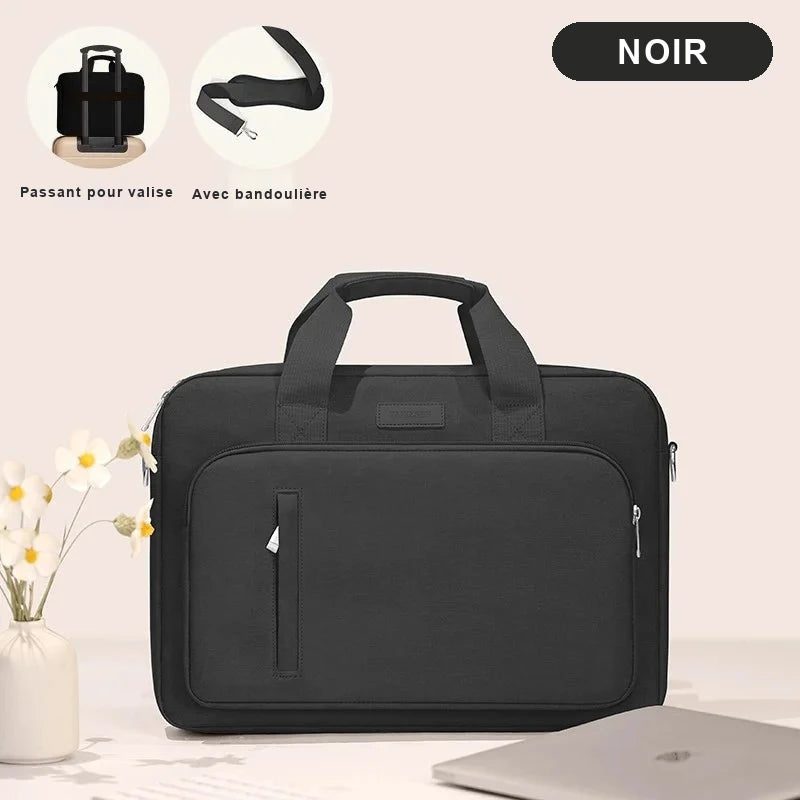 Sacoche noire pour ordinateur portable posée sur un bureau, vue de face, avec deux vignettes montrant le passant pour valise et la bandoulière.
