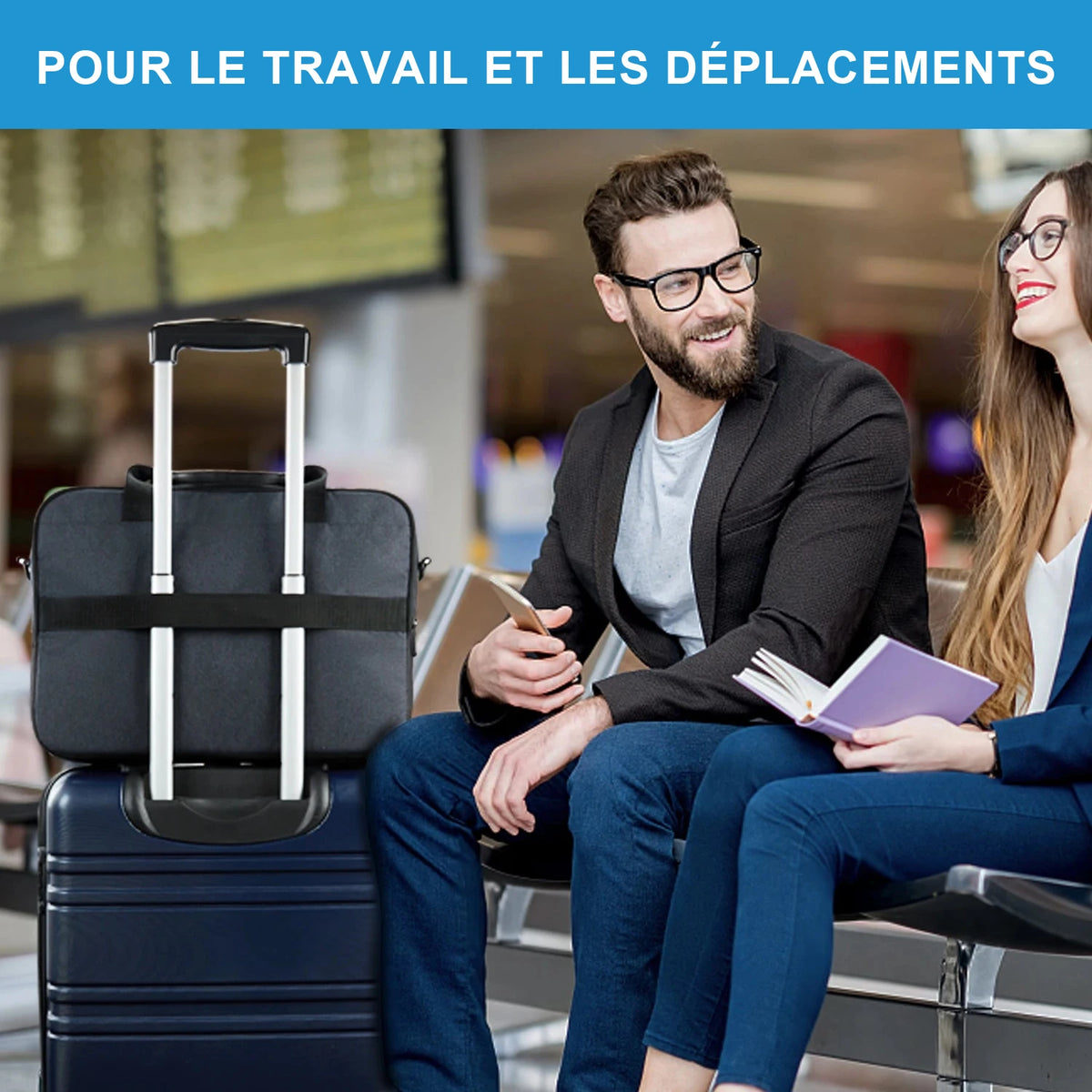 Sacoche pour ordinateur gris foncé fixée sur la poignée télescopique d'une valise, dans une salle d'embarquement.