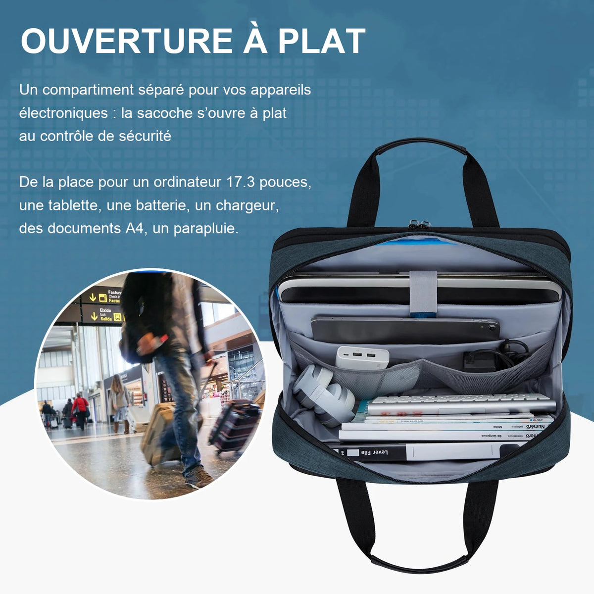 Sacoche bleu pétrole ouverte à plat sur fond bleu, contenu visible, avec une vignette d'un voyageur dans un aéroport.