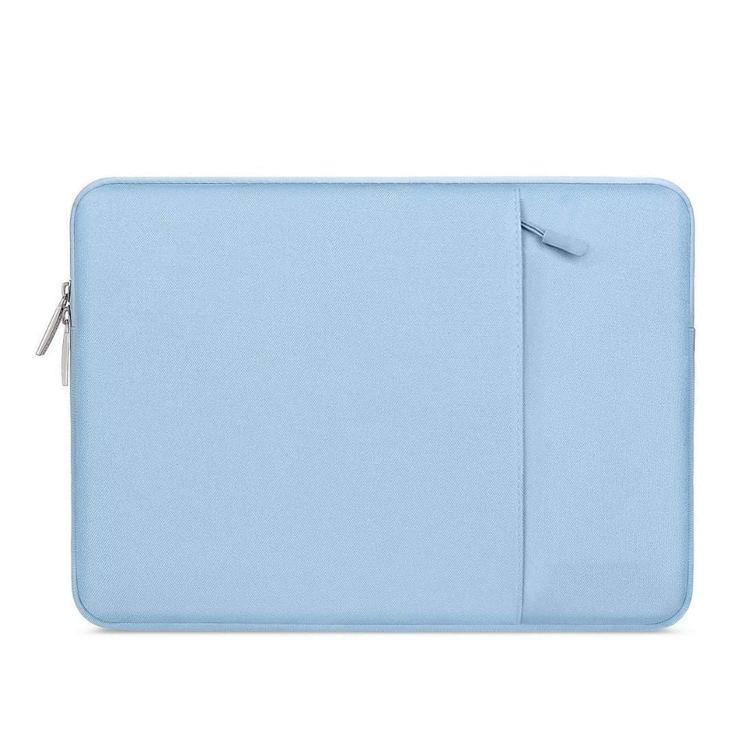 Housse pour ordinateur portable en tissu bleu ciel, vue de face a plat, avec sa poche avant et sa fermeture eclair.