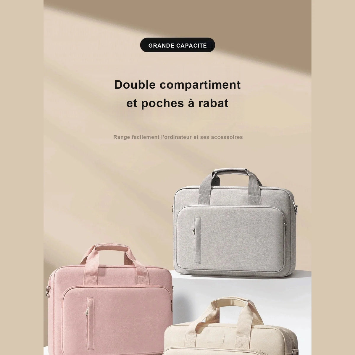 Sacoche pour ordinateur portable grise à poignée, posée devant deux pochettes rose pâle et beige, sur fond dégradé beige clair, avec un texte présentant un double compartiment et des poches à rabat.