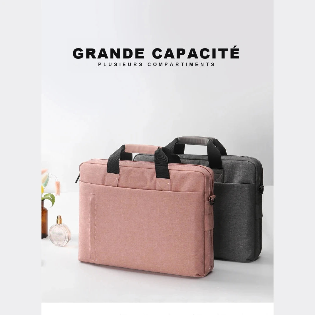 Deux sacoches pour ordinateur portable, une rose et une grise, posées côte à côte sur un plan blanc.