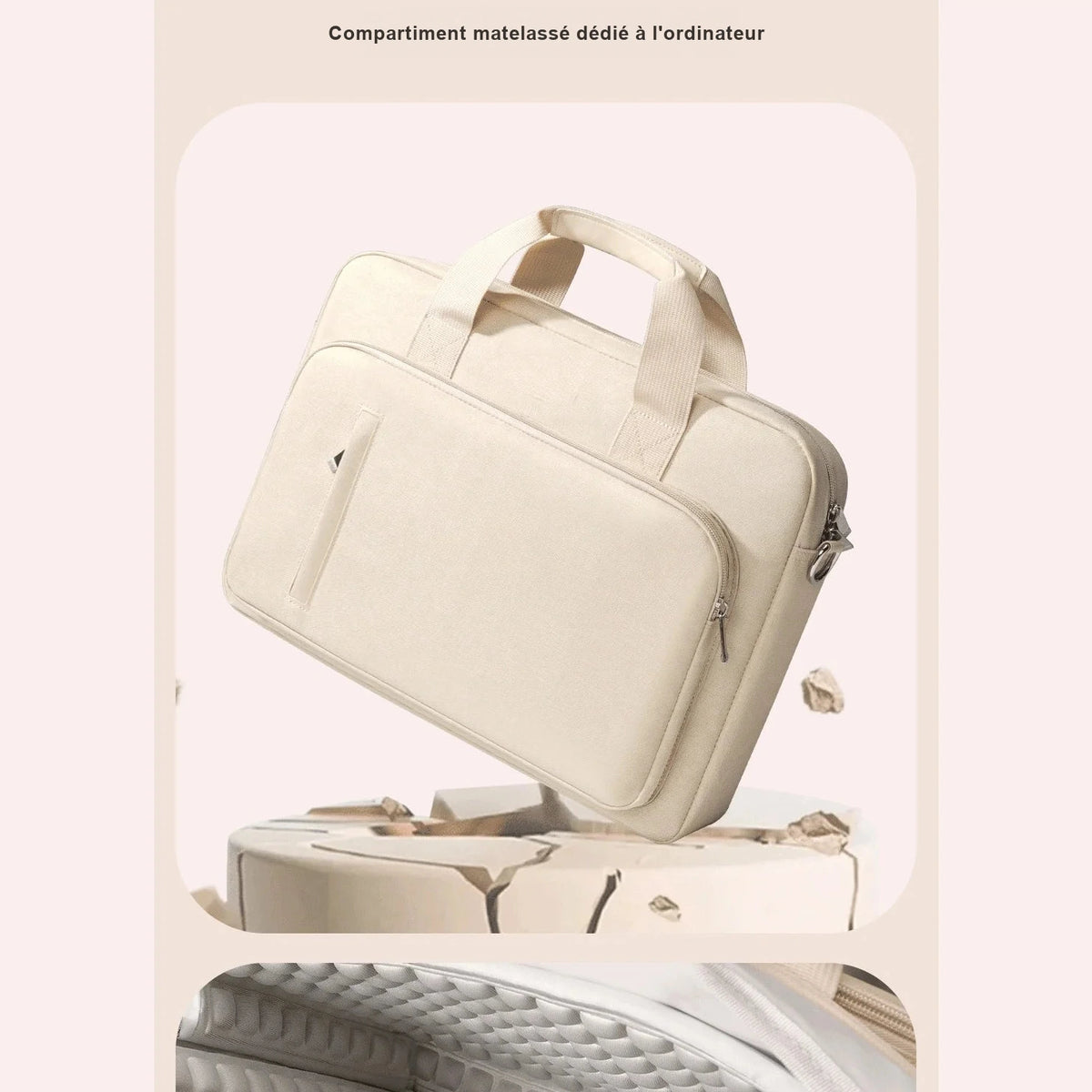 Sacoche beige pour ordinateur portable avec poignées et bandoulière, vue de trois quarts au-dessus d'un socle, et gros plan sur son rembourrage.