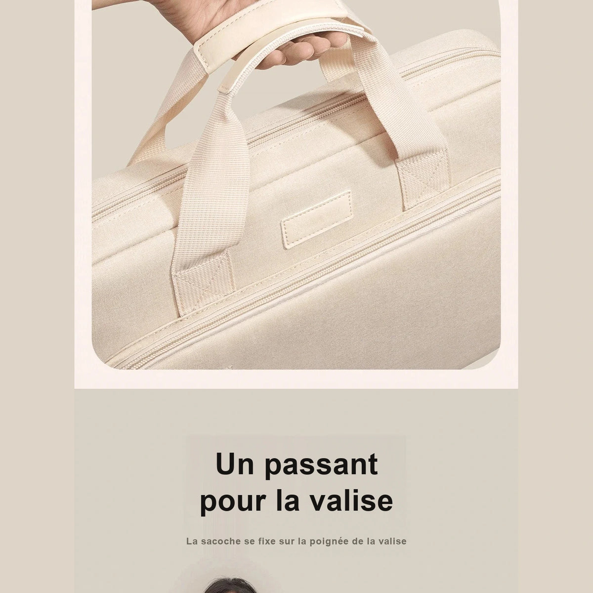 Sacoche pour ordinateur portable en simili cuir beige, munie d'un passant qui se fixe sur la poignée d'une valise à roulettes.
