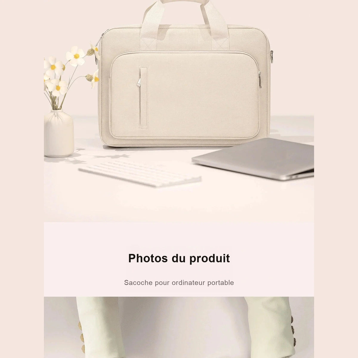 Sacoche pour ordinateur portable en toile beige, avec poignées textiles, poche avant zippée, posée sur un bureau à côté d'un vase de fleurs, d'un clavier et d'un ordinateur portable argenté fermé.