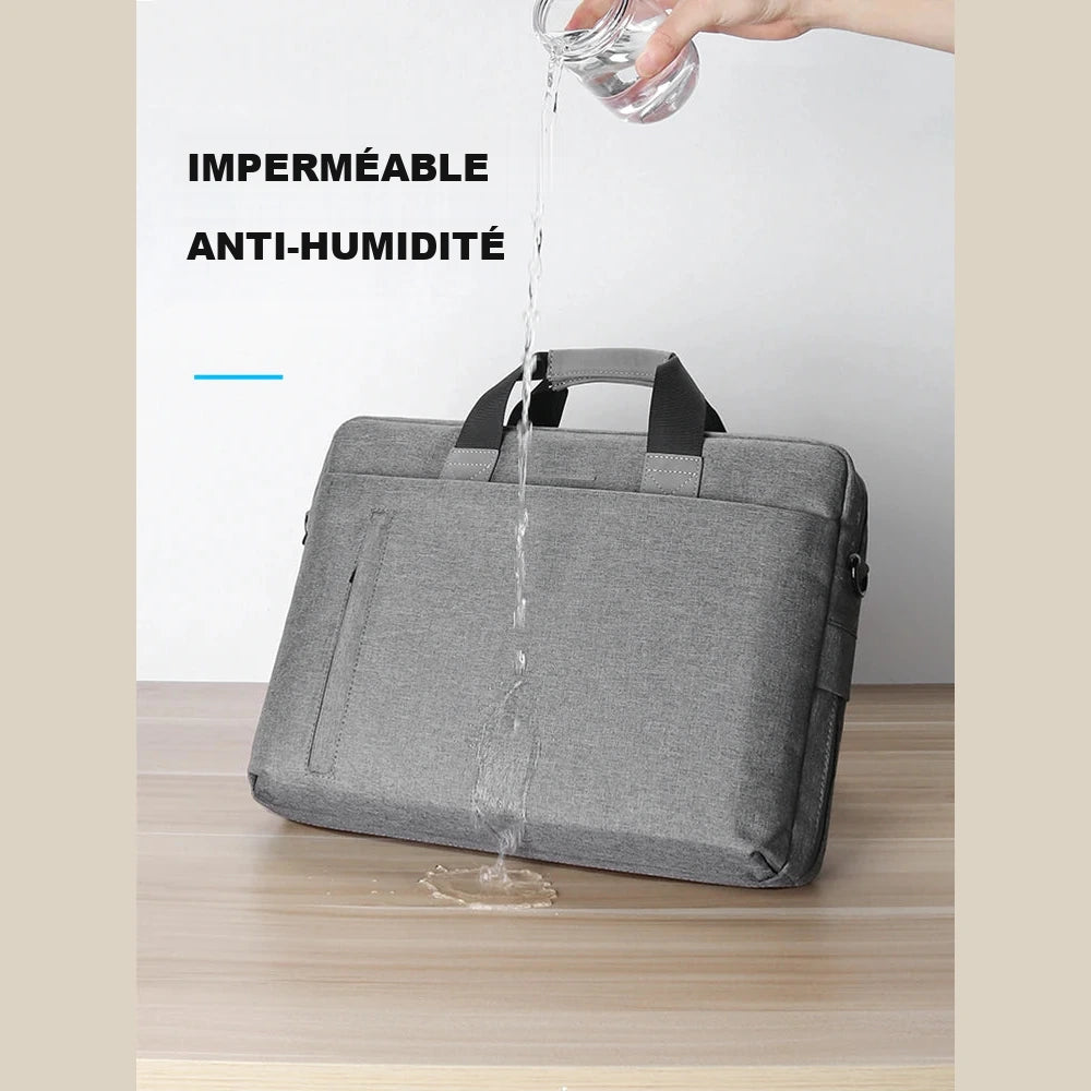 Sacoche pour ordinateur portable grise chinée avec la mention IMPERMÉABLE ANTI-HUMIDITÉ, posée sur un plan en bois, de l'eau ruisselant dessus.