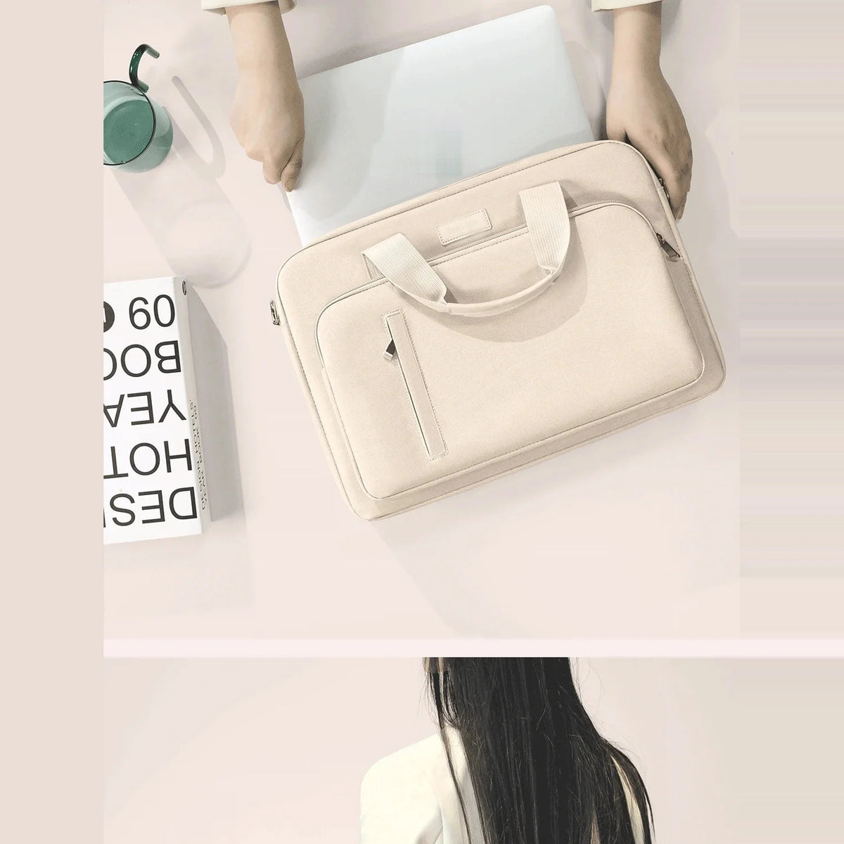 Vue de dessus : deux mains glissent un ordinateur portable au-dessus d'une sacoche ordinateur beige posée sur un bureau clair, près d'une tasse verte.