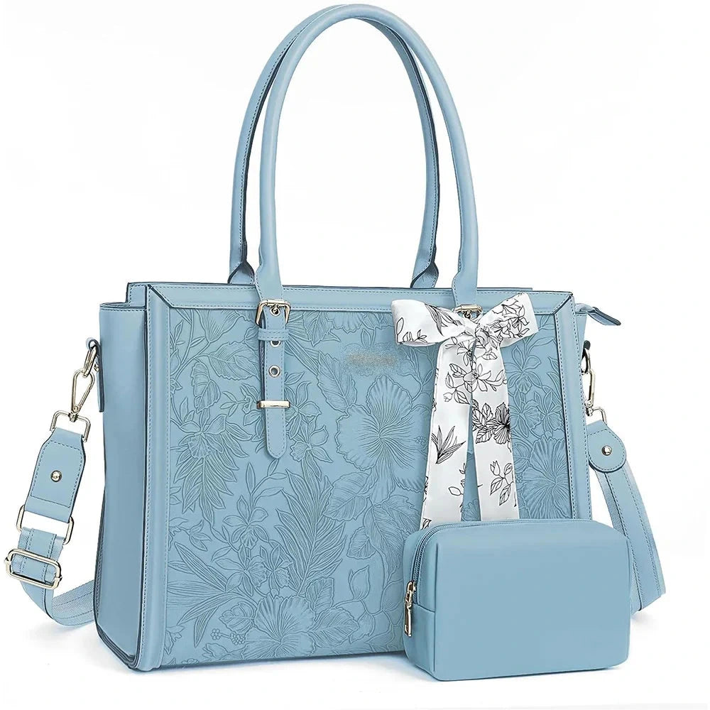 Grand sac ordinateur bleu ciel à motif floral gaufré, foulard imprimé noué à l'anse, pochette assortie et bandoulière amovible.