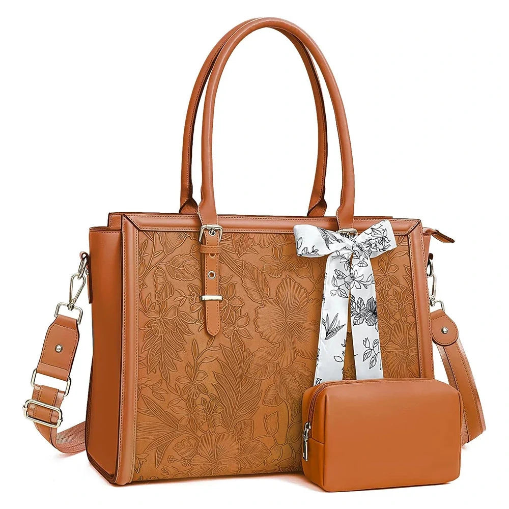 Grand sac ordinateur camel à motif floral gaufré, avec bandoulière, foulard noué et pochette assortie, sur fond blanc.