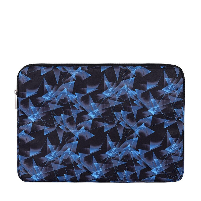 Housse pour ordinateur portable en tissu noir à motif géométrique bleu, vue de face, fermeture éclair sur tout le pourtour.