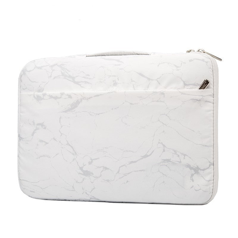 Housse pour ordinateur portable en toile effet marbre blanc, vue de trois quarts, poignée sur le dessus et fermeture éclair latérale.