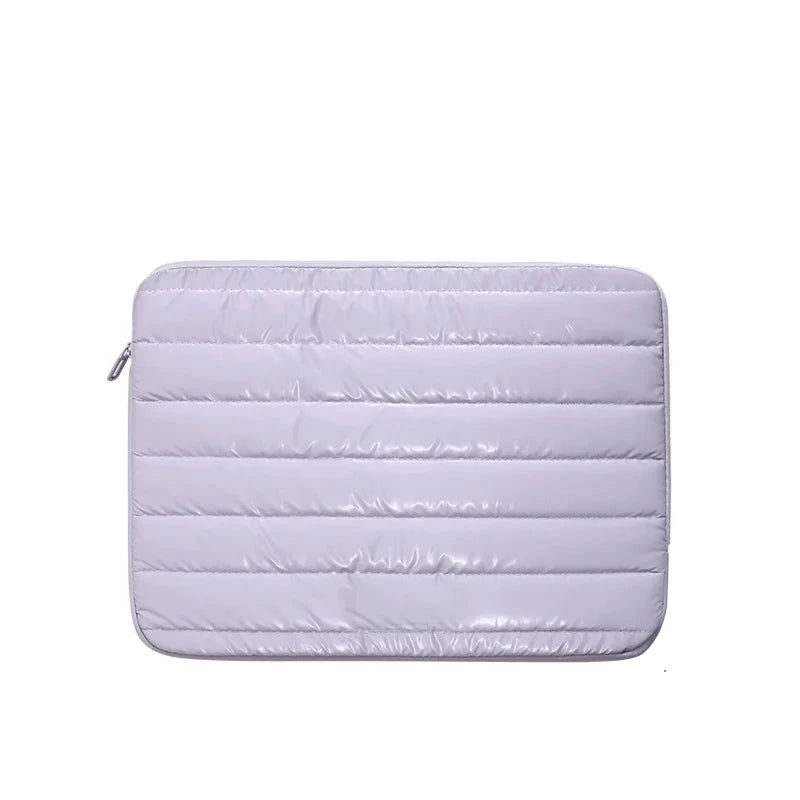 Housse matelassée pour ordinateur portable, coloris lilas, posée à plat de face, avec sa fermeture éclair latérale et ses surpiqûres horizontales.