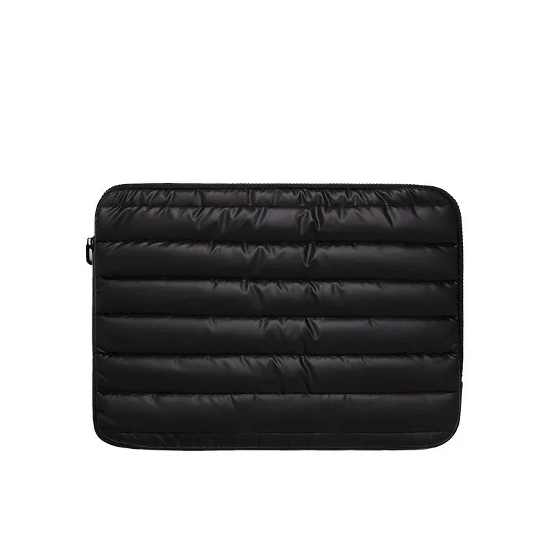 Housse matelassée noire pour ordinateur portable, à surpiqûres horizontales et fermeture à glissière, vue de face sur fond blanc.