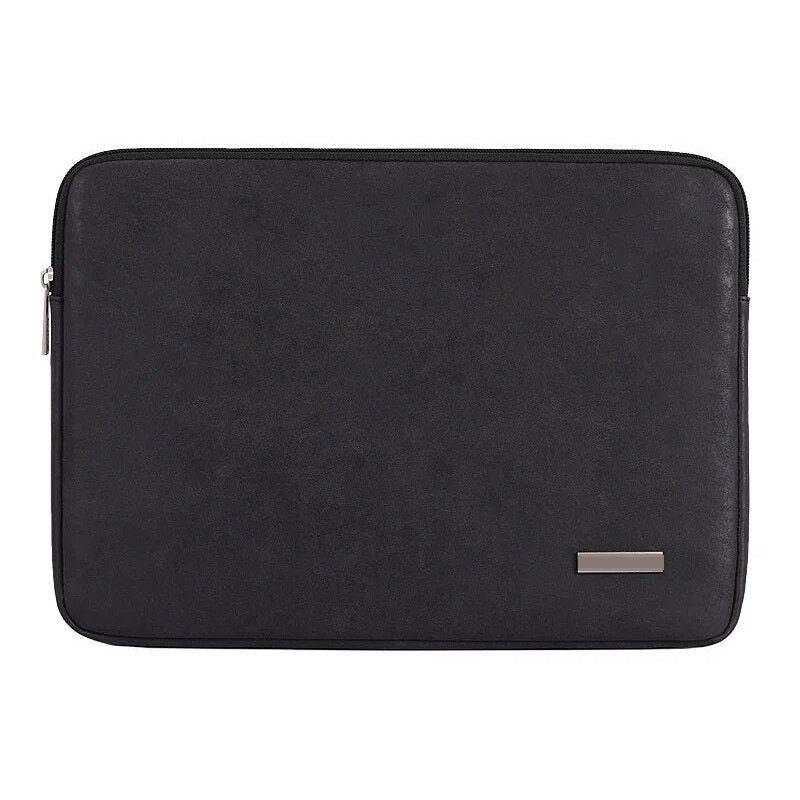Housse noire pour ordinateur portable vue de face, fermeture à glissière sur tout le pourtour et plaque métallique en bas à droite.