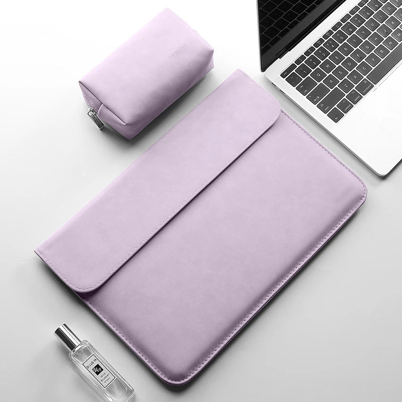 Pochette ordinateur 14 pouces en simili cuir violet, vue de trois quarts