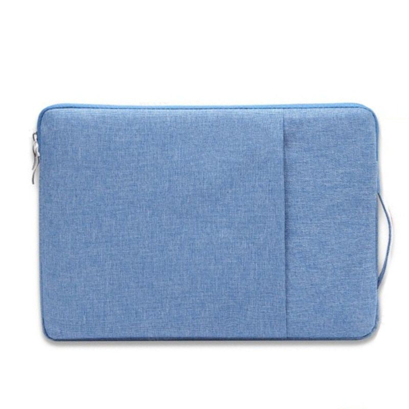 Housse pour ordinateur portable 16 pouces en tissu chiné bleu, vue de face sur fond blanc, avec sa poche avant et sa poignée latérale.