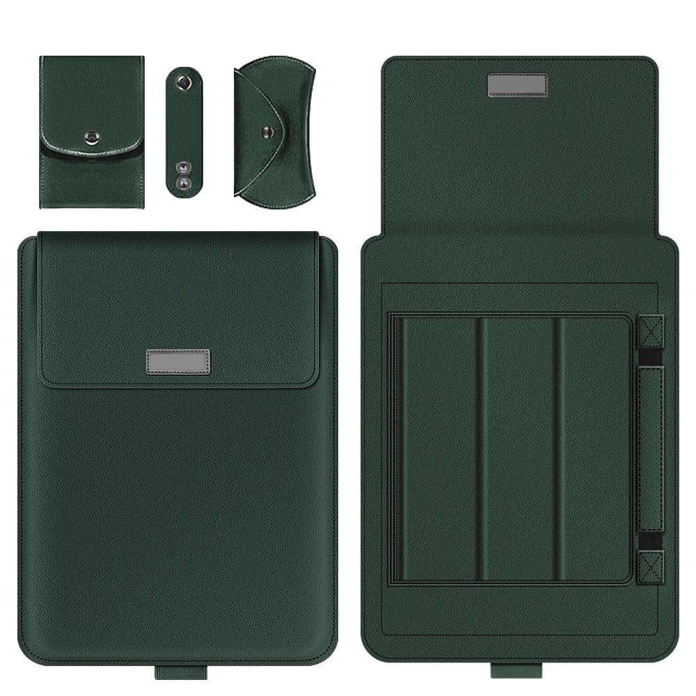 Ensemble vert sapin sur fond blanc : pochette ordinateur vue de face et intérieur déplié, avec pochette d'accessoires, passe-câble et étui à rabat.
