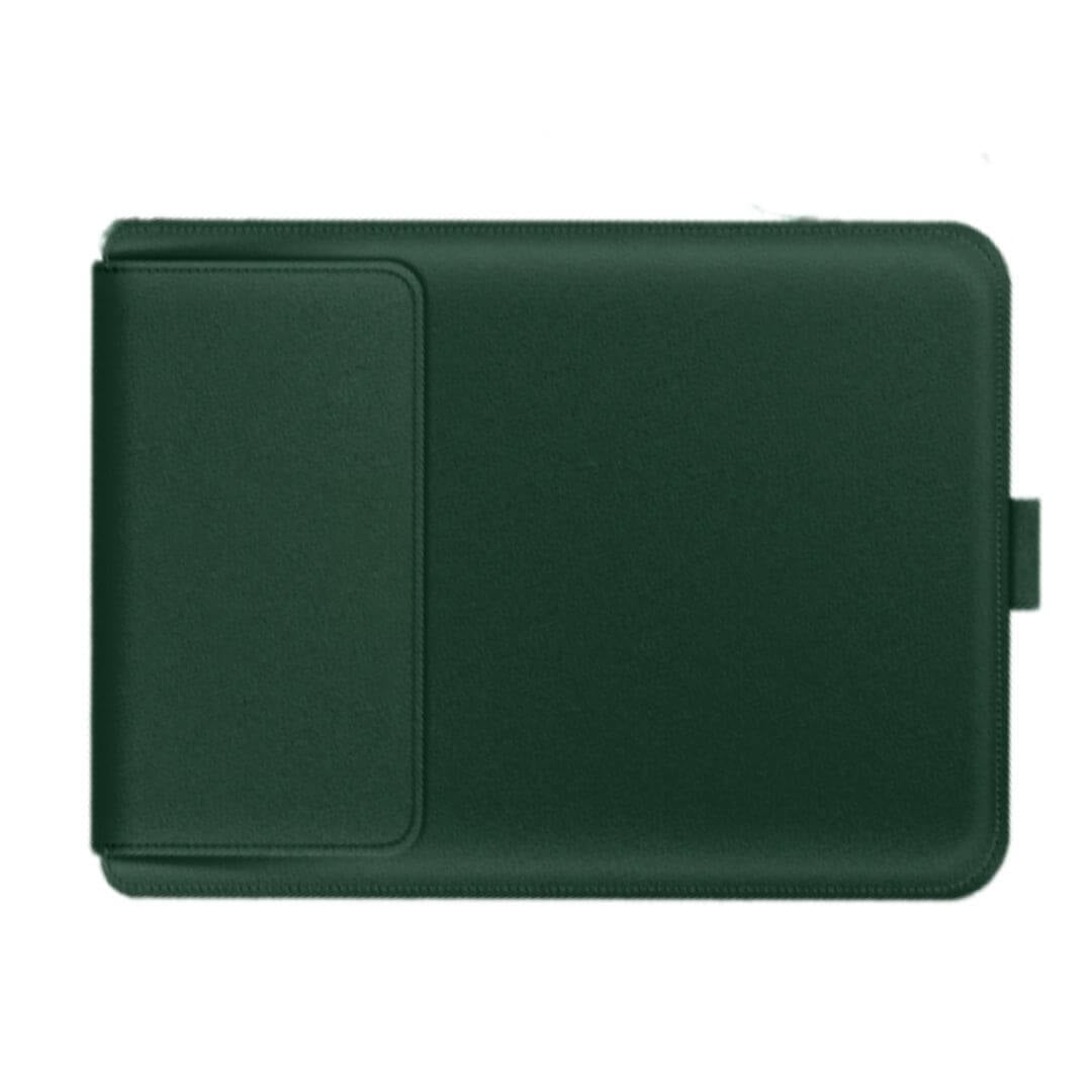 Pochette pour ordinateur portable vert sapin, vue de face à plat, rabat avant et patte de fermeture sur le côté droit.