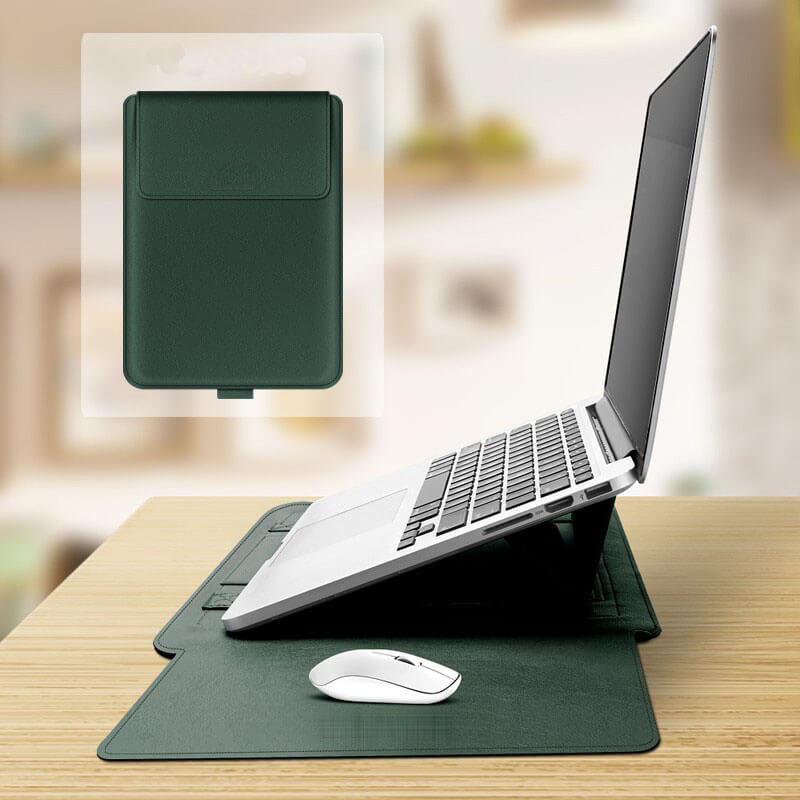 Pochette vert sapin dépliée en support incliné sur un bureau en bois, ordinateur portable surélevé et souris blanche posée sur le tapis.