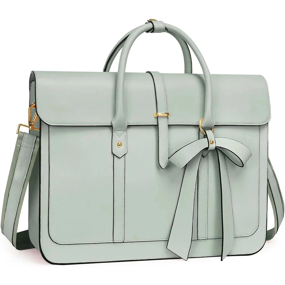 Sac à main pour ordinateur portable en simili cuir vert d'eau, deux anses arrondies, rabat fermé par un bouton doré, nœud décoratif sur le côté et bandoulière réglable.