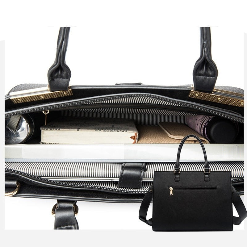 Sacoche pour ordinateur portable ouverte laissant voir un compartiment intérieur avec chemise, livre, ordinateur et accessoires.